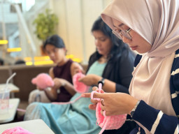 Peserta fokus prakterk pada Workshop Crochet Kirby