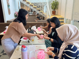 Mentor dari ByLin Handmade memandu peserta Workshop Crochet Kirby