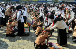 Aksi Basuh Kaki Orang Tua Jadi Momentum Pendidikan Karakter