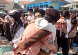 Pelukan hangan orangtua dan anak mewarnai pelantikan Pramuka Garuda dan pemecahan Rekor MURI di Universitas Dr. Soetomo (Unitomo), Surabaya