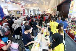 Suasana ramai EastFood Indonesia Expo (IIFEX) 2026 di Grand City Convention Hall, Surabaya, Kamis (18/6/2026).