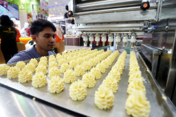 Pengunjung mengamati inovasi tekonologi di bidang kuliner di area EastFood Indonesia Expo (IIFEX) 2026