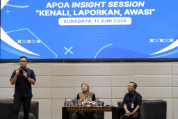 Pada kesempatan tersebut, Imigrasi Surabaya juga memberikan penghargaan kepada delapan pengelola hunian yang aktif dan konsisten melakukan pelaporan melalui APOA.