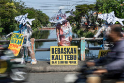Meski 27 ton sampah berhasil diangkat dari Kali Tebu Surabaya, pegiat lingkungan mengingatkan ancaman mikroplastik masih mencemari air dan mengancam ekosistem sungai.