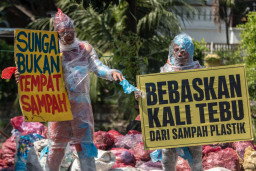 Dalam kampanye “Sampah Plastikmu Racuni Iwak Kali Tebu”, JEJAK, AKASMSI, River Warriors, dan Ecoton mengedukasi warga tentang dampak plastik terhadap ikan dan ekosistem.