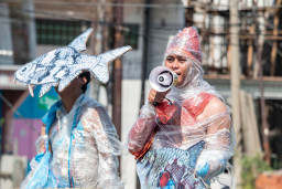Peneliti Ecoton, Alaika Rahmatullah, menjelaskan mikroplastik dapat masuk ke rantai makanan melalui ikan dan mengganggu kesehatan organisme perairan.