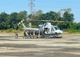 Latihan didukung Helikopter Bell 412 HU-4205 milik TNI Angkatan Laut yang mengangkut para penerjun menuju titik ketinggian yang telah ditentukan.