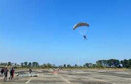 Sebanyak 16 personel terlibat dalam latihan tersebut, terdiri atas enam personel Kopaska TNI AL, delapan personel PASKAL TLDM, serta dua personel Jump Master yang bertugas mengawasi pelaksanaan penerjunan.