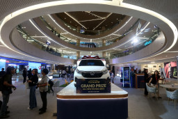 Pakuwon Group menyiapkan sejumlah hadiah bagi pengunjung. Setiap hari tersedia lucky draw dengan hadiah voucher belanja dan logam mulia. Pembeli juga berpeluang membawa pulang grand prize berupa satu unit Honda Brio.