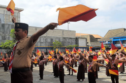 Peragaan semafor massal, sebagai wujud pendidikan karakter, bakti kepada orang tua, disiplin, kepemimpinan, dan nasionalisme.