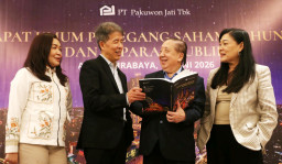 Jajaran direksi PT Pakuwon Jati Tbk Wong Boon Siew Ivy, berbincang usai paparan publik RUPS PT Pakuwon Jati Tbk di Hotel Aloft Surabaya, Kamis (11/6/2026).
