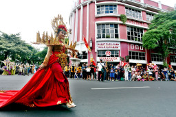 Warna-warni Parade Surabaya Fashion Festival 2026
