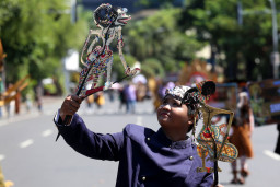 SFF 2026 menjadi ruang kolaborasi yang mempertemukan dunia fesyen, seni, budaya, dan industri kreatif dalam satu rangkaian acara terbuka di kawasan ikonik Jalan Tunjungan.