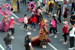 Surabaya Fashion Festival (SFF) 2026 ini menjadi momen istimewa bagi masyarakat. Mereka bisa mendekat dan foto bersama peraga