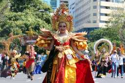 SFF 2026 memberi kesempatan bagi desainer lokal dan pelaku ekonomi kreatif untuk menampilkan karya mereka secara lebih dekat kepada masyarakat luas sekaligus memperkuat citra Surabaya sebagai kota yang mendukung kreativitas dan inovasi.