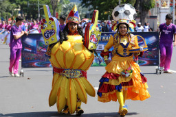 Peserta parade Surabaya Fashion Festival 2026 mengusung tema piala dunia