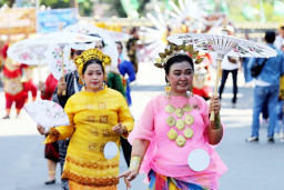 Komunitas Wanita Bersanggul Indonesia turut memeriahkan warni Parade Surabaya Fashion Festival 2026