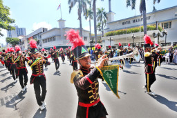 Grup marching band GP Ansor turut ambil bagian dalam Parade Surabaya Fashion Festival 2026