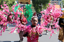 Pelajar mengenakan hiasan bunga ketika mengikuti Surabaya Fashion Festival (SFF) 2026 pada Minggu (21/6/2026)