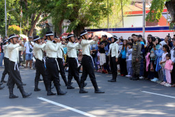 Peserta menampilkan ketrampilan baris-berbaris di depan masyarakat yang menyaksikan kemegahan Surabaya Fashion Festival (SFF) 2026 pada Minggu (21/6/2026)