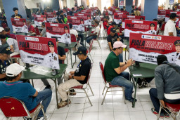 Peserta beradu strategi dalam Open Tournament Domino Piala Wali Kota Surabaya 2026 di Hi-Tech Mall, Minggu (14/6/2026).
