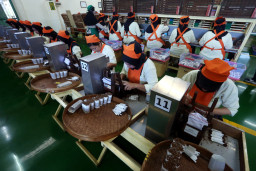 ejumlah pekerja perempuan melakukan proses pelintingan dan penyortiran rokok Wismilak Kretek Slim Klik (WKSK) secara manual di area produksi pabrik rokok  PT Wismilak Inti Makmur Tbk, di Surabaya, Jawa Timur, Kamis (11/6/2026).