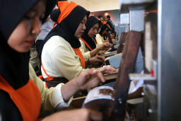 Sejumlah pekerja perempuan melakukan proses pelintingan dan penyortiran rokok Wismilak Kretek Slim Klik (WKSK) secara manual di area produksi pabrik rokok  PT Wismilak Inti Makmur Tbk, di Surabaya, Jawa Timur, Kamis (11/6/2026).