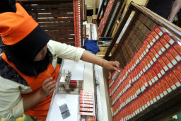 Wismilak Kretek Slim Klik (WKSK) sebagai produk kretek slim pertama di Indonesia yang mengusung teknologi pilihan rasa atau capsulated flavor.