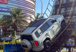 Atraksi ini guna membuktikan ketangguhan sistem mekanis DM mengintegrasikan performa motor listrik dan mesin bensin secara otomatis kendaraan pabrikan asal China