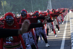 Penari menampilkan senam kreasi penthul tembem di Jembatan Kedung Kandang, Patuk, Gedangsari, Gunungkidul, D I Yogyakarta, Jumat (10/7/2026).  Beritafoto/Patrik Cahyo Lumintu