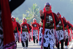 Penari menampilkan senam kreasi penthul tembem di Jembatan Kedung Kandang, Patuk, Gedangsari, Gunungkidul, D I Yogyakarta, Jumat (10/7/2026).  Beritafoto/Patrik Cahyo Lumintu