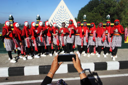 Penari berfoto usai senam kreasi penthul tembem di Jembatan Kedung Kandang, Patuk, Gedangsari, Gunungkidul, D I Yogyakarta, Jumat (10/7/2026).