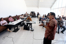 Ketua Tim Tata Kelola Persandian dan Keamanan Informasi Diskominfo Jatim Aulia Bahar Purnama, menyampakian materi dalam diskusi bertajuk "Penghapusan Konten Digital vs Kemerdekaan Pers"