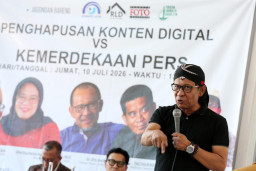Dekan Fakultas Ilmu Komunikasi Universitas Dr. Soetomo Harliantara, menyampakian materi dalam diskusi bertajuk "Penghapusan Konten Digital vs Kemerdekaan Pers"