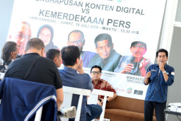 Web Development Rumah Literasi Digital Fatchur Rohman, menyampakian materi dalam diskusi bertajuk "Penghapusan Konten Digital vs Kemerdekaan Pers"