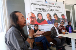 Dewan Penasehat PFI Surabaya memandu diskusi bertajuk "Penghapusan Konten Digital vs Kemerdekaan Pers"