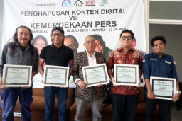 Web Development RLD Fatchur Rohman, Ketua Tim Tata Kelola Persandian dan Keamanan Informasi Diskominfo Jatim Aulia Bahar Purnama, Dekan Fikom Unitomo Harliantara, dan Ketua Forum Pemimpin Redaksi SMSI Jawa Timur, Samiadji Makin Rahmat.