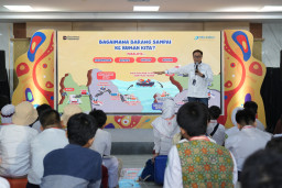 Corporate Secretary PT Pelindo Terminal Petikemas, Widyaswendra, memberikan paparan kepelabuhanan dalam kegiatan Portground