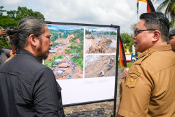 Wakil Bupati Tanah Datar Ahmad Fadly, didampingi Koordinator Wilayah PFI Region Sumatra, Hendra Syamhari, melihat pameran foto jurnalistik Prahara Pulau Emas
