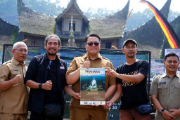 Sebanyak 68 karya dari 38 pewarta foto Indonesia membawa pengunjung menyusuri jejak bencana—mulai dari detik-detik kehancuran, perjuangan para penyintas, hingga semangat gotong royong dalam proses pemulihan.