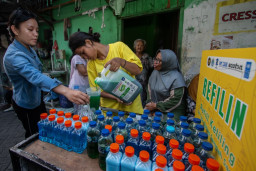 Relawan mengisi ulang  botol milik warga di Kali Tebu, Kelurahan Simokerto, Surabaya.  Beritafoto/Relawan REFILIN