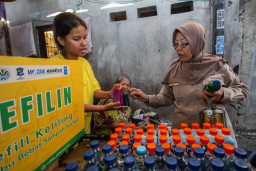 REFILIN memilih mendatangi warga secara langsung melalui layanan door-to-door agar akses terhadap produk isi ulang semakin mudah sekaligus menjadi ruang edukasi tentang pengurangan sampah plastik.