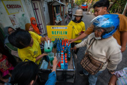Praktik ini sangat membantu masyarakat. Melalui distribusi door-to-door, interaksi yang terbangun bukan hanya menjadi praktik transaksi saja, melainkan juga menjadi ruang edukasi tatap muka yang efektif untuk merombak kebiasaan konsumsi warga