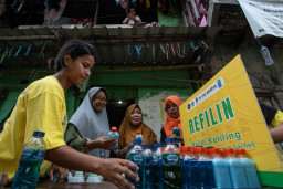 REFILIN memilih mendatangi warga secara langsung melalui layanan door-to-door agar akses terhadap produk isi ulang semakin mudah sekaligus menjadi ruang edukasi tentang pengurangan sampah plastik.