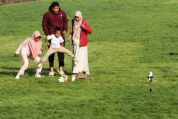 Sejumlah warga berfoto di sabana (padang rumput) di dasar Danau Gantiwarno yang mengering di Kabupaten Klaten, Jawa Tengah, Minggu, (26/7/2026). Berita Foto/Patrik Cahyo Lumintu