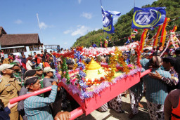 Warga membawa hasil bumi dan tumpeng dalam tradisi Sedekah Laut atau Petik Laut di kawasan Pelabuhan Perikanan Pantai (PPP) Sadeng, Gunungkidul, Yogyakarta, Selasa (7/7/2026). Beritafoto/Patrik Cahyo Lumintu