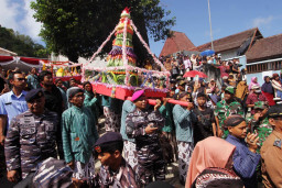 Warga membawa hasil bumi dan tumpeng dalam tradisi Sedekah Laut atau Petik Laut di kawasan Pelabuhan Perikanan Pantai (PPP) Sadeng, Gunungkidul, Yogyakarta, Selasa (7/7/2026). Beritafoto/Patrik Cahyo Lumintu
