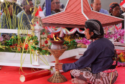Tradisi yang rutin digelar setiap tahun oleh para nelayan Pantai Selatan ini merupakan wujud rasa syukur kepada Tuhan Yang Maha Esa atas keselamatan saat melaut serta limpahan rezeki yang diperoleh dari hasil laut.