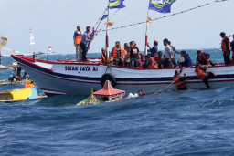 Selain menjadi ungkapan syukur, tradisi tersebut juga menjadi sarana mempererat kebersamaan masyarakat pesisir sekaligus melestarikan warisan budaya yang telah diwariskan secara turun-temurun.