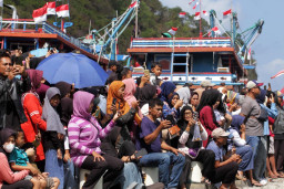 Warga antusias mengikuti tradisi Sedekah Laut atau Petik Laut di kawasan Pelabuhan Perikanan Pantai (PPP) Sadeng, Gunungkidul, Yogyakarta, Selasa (7/7/2026).
